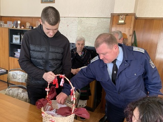 Доброволци на БЧК закичиха служителите на ОД МВР-Ловеч с мартенички