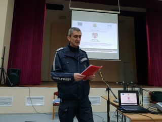 Инспектори от Детска педагогическа стая при РУ Ловеч и сектор „Пътна полиция“ гостуваха на единадесетокласниците в Ловеч по повод Световния ден за възпоменание на жертвите от пътно-транспортни произшествия