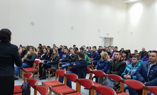Инспектори от Детска педагогическа стая при РУ Ловеч и сектор „Пътна полиция“ гостуваха на единадесетокласниците в Ловеч по повод Световния ден за възпоменание на жертвите от пътно-транспортни произшествия