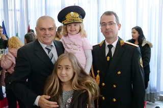    В навечерието на Коледа ОД МВР Монтана дари 3 000 лв  на 8 деца на починали полицаи  