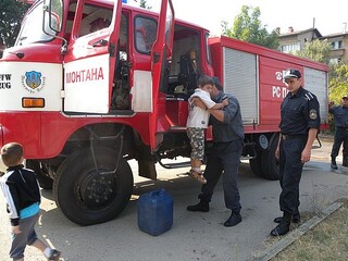  В навечерието на професионалния си празник 14 септември служители на РСПБЗН Монтана изнесоха занятие в ЦДГ “Буратино” в областния град