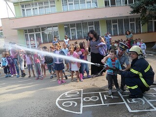  В навечерието на професионалния си празник 14 септември служители на РСПБЗН Монтана изнесоха занятие в ЦДГ “Буратино” в областния град