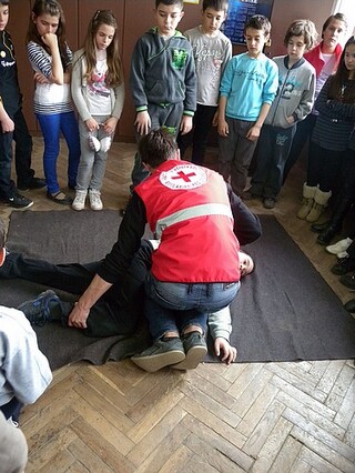  Продължават уроците по първа помощ за доброволците от Детските полицейски управления 