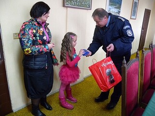 Комисар Валери Димитров връчи коледен подарък на дете на загинал полицай от Лом 