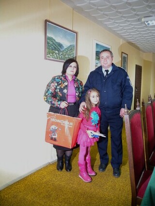 Комисар Валери Димитров връчи коледен подарък на дете на загинал полицай от Лом 