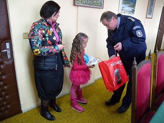 Комисар Валери Димитров връчи коледен подарък на дете на загинал полицай от Лом 