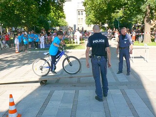  Доброволците от втората Детска полицейска академия в Лом направиха демонстрации в памет на загиналите деца на България в пътно-транспортни произшествия