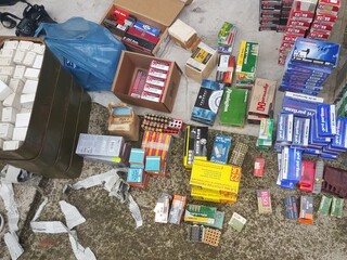 Незаконно притежаван боен арсенал и полицейски атрибути са иззети от частен имот в с. Габровница