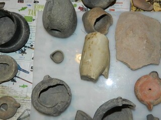 Множество предмети и фрагменти, наподобяващи културно-исторически ценности, незаконно оръжие и металотърсач са иззети от апартамент в Монтана