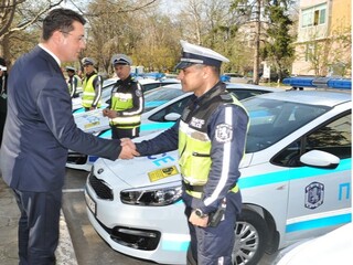 Вътрешният министър Пламен Узунов връчи ключовете на 6 нови автомобила на служителите на Пътна полиция от ОДМВР – Монтана