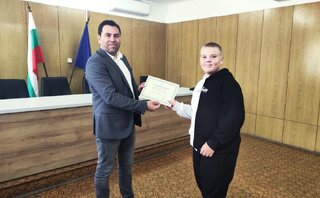 Ученици бяха наградени за извършени проявена от тях честност и почтеност