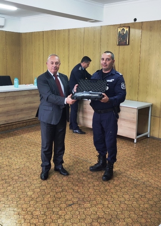 Заместник министър Емил Ганчев връчи ново въоръжение на полицаи от ОДМВР-Пазарджик